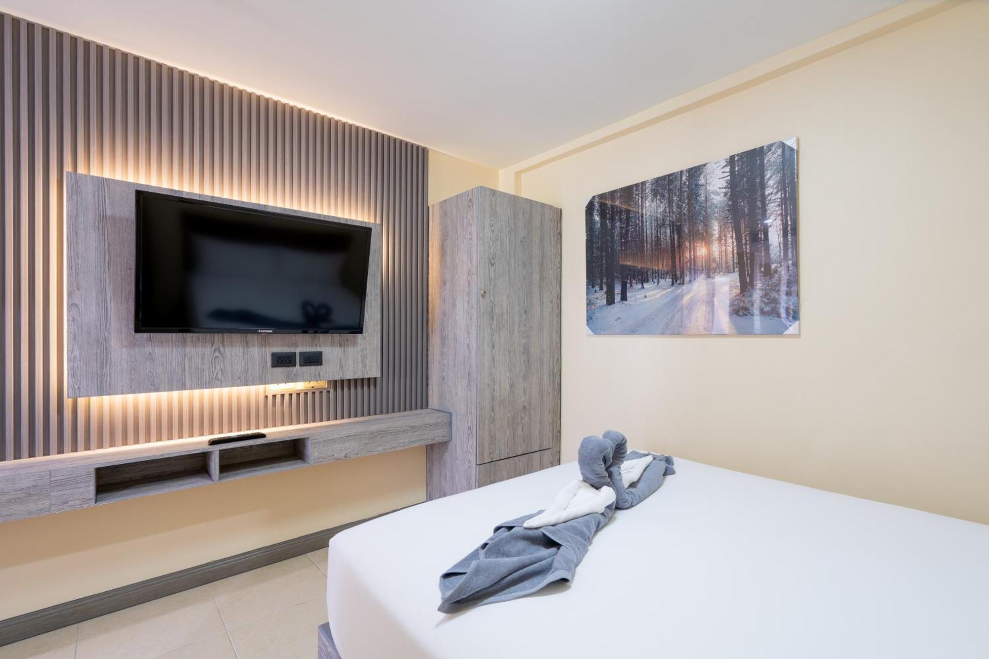 Square One Hotel Patong Dış mekan fotoğraf