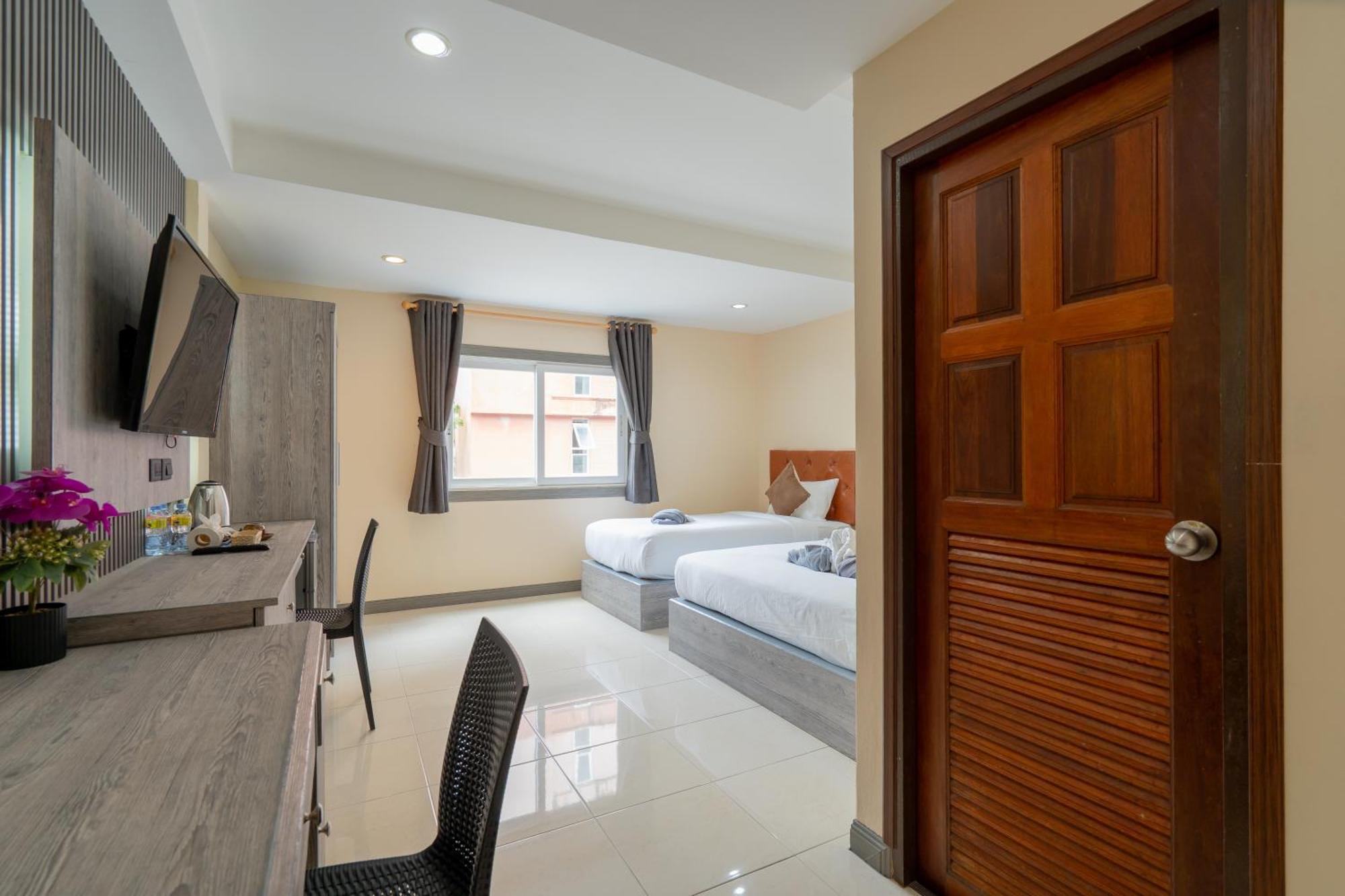 Square One Hotel Patong Dış mekan fotoğraf